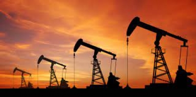 النفط ينخفض وسط مخاوف الطلب وقوة الدولار