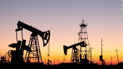 النفط ينخفض ​​بنسبة 5٪ إلى 28 دولارًا وسط مخاوف من زيادة العرض