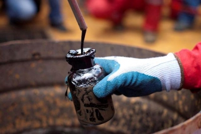 النفط يرتفع بفعل توتر الإمدادات مع فرض الاتحاد الأوروبي حظر على النفط الروسي