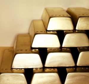 ينزلق الذهب إلى أدنى مستوى في 9 أشهر حيث أدت تصريحات باول إلى ارتفاع العائدات