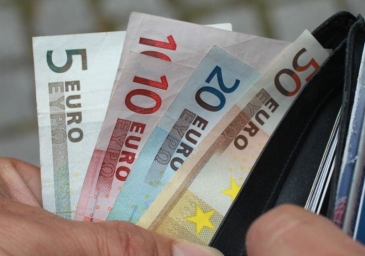 اليورو يهبط مع إلتزام المركزي الأوروبي بسياسته التحفيزية