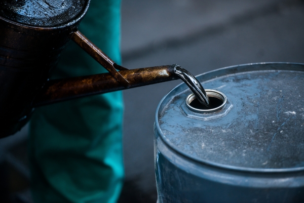 النفط يفقد أكثر من دولارين على وقع زيادات مرتقبة في إمدادات أوبك+ وإيران