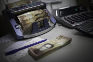 صندوق النقد الدولي يتوقع ان يقفز التضخم في فنزويلا إلى 13000% هذا العام
