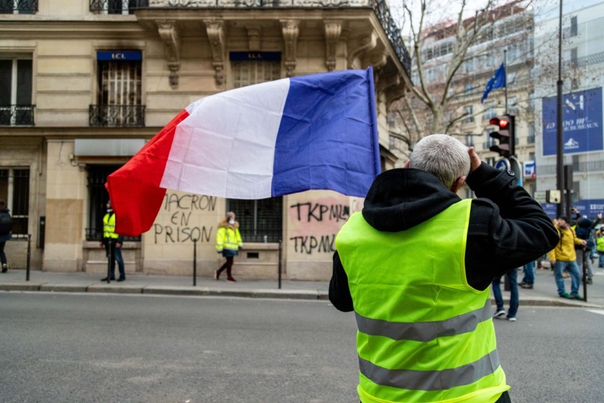 الاقتصاد الفرنسي يتلقى ضربة قاسية من إحتجاجات السترات الصفراء