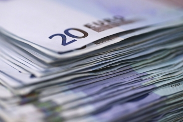 اليورو بصدد تسجيل أسوأ أداء أسبوعي هذا العام بسبب المركزي الأوروبي وأزمة كاتالونيا