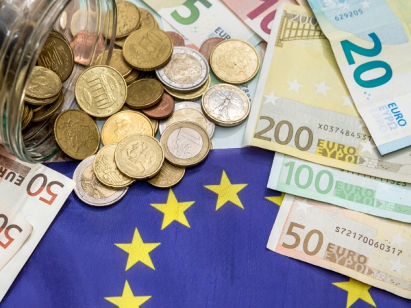 اليورو يستقر مع تعثر الين قبل اسبوع البنوك المركزية