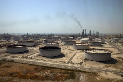 السعودية تمدد تخفيضها الطوعي لإنتاج النفط ثلاثة أشهر أخرى.. والخام يقفز