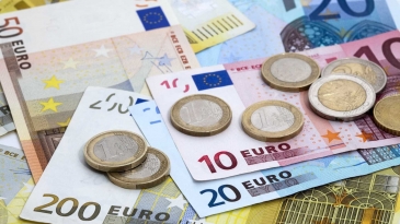 اليورو بالقرب من ادنى مستوى في 7 اسابيع بفعل مخاوف الميزانية الايطالية