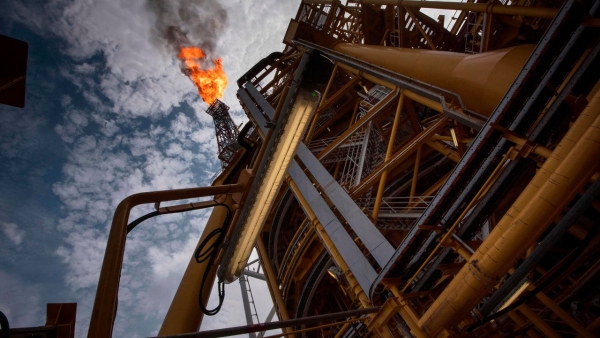 النفط يقفز بعد أكبر إنكماش للمخزونات الأمريكية منذ ستة أشهر
