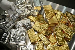 الذهب يتراجع مع التركيز على المحادثات الأمريكية الايرانية وقرارات البنوك المركزية