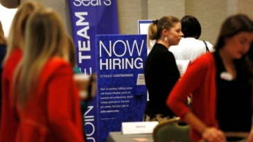 وظائف القطاع الخاص الأمريكي تقفز في ديسمبر، وطلبات إعانة البطالة ترتفع