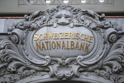 المركزي السويسري يخفض توقعات التضخم وسط نزعة عامة للتيسير من البنوك المركزية