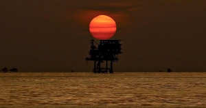 النفط يتأرجح بعد بلوغ ذروته في ثلاثة أشهر بفعل زيادة السعودية أسعار البيع