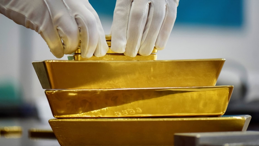 الذهب يتراجع مع استمرار التركيز على الشرق الأوسط وتوقعات أسعار الفائدة
