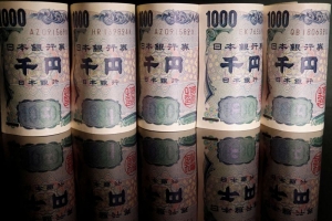 الين يستقر بفعل تلميحات حول احتمال تغيير السياسة