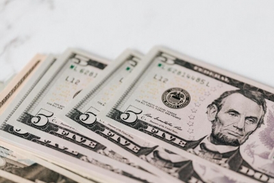 الدولار يتراجع منهيا مكاسب استمرت أربعة أيام قبل اجتماع الاحتياطي الفيدرالي