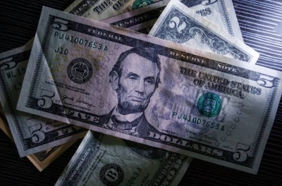 الدولار يتراجع بعد قفزة مدفوعة بقرار الفيدرالي مع انخفاض عوائد السندات والنفط