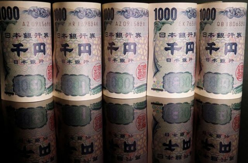 الدولار يتراجع والين يستقر بعد تعليقات وزير المالية الياباني