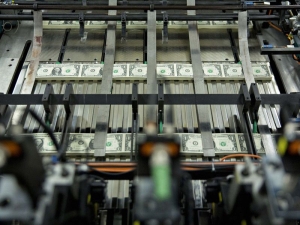 الدولار يهبط إلى أدنى مستوى في عامين وسط قلق حول أفاق الاقتصاد الأمريكي