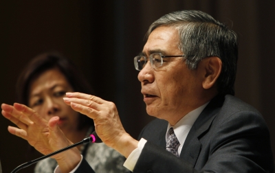 البنك المركزي الياباني يبقى عمليات التحفيز وكورودا يحذر من مخاطر النمو