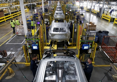 إنتاج المصانع الأمريكية ينتعش في أبريل بفضل قفزة في إنتاج السيارات