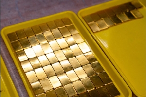 صعود الذهب بعد الضربة القضائية لرسوم ترامب والشكوك حول الاتفاقات التجارية