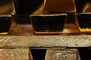 الذهب يسجل أعلى مستوى في أسبوع بفعل ضعف الدولار والمخاوف المالية الأمريكية