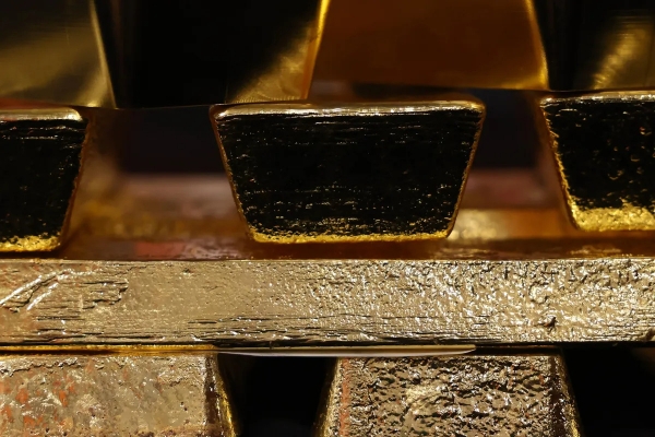 الذهب يسجل أعلى مستوى في أسبوع بفعل ضعف الدولار والمخاوف المالية الأمريكية