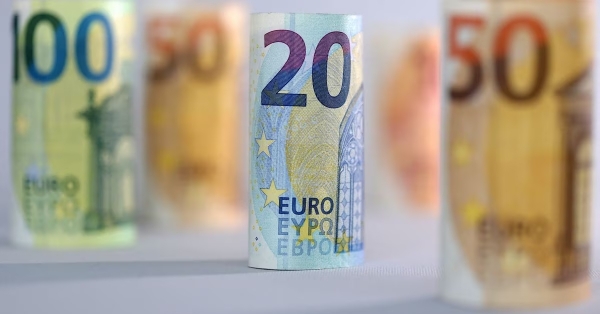 اليورو بصدد أطول فترة خسائر منذ إطلاقه بفعل توقعات سعر الفائدة