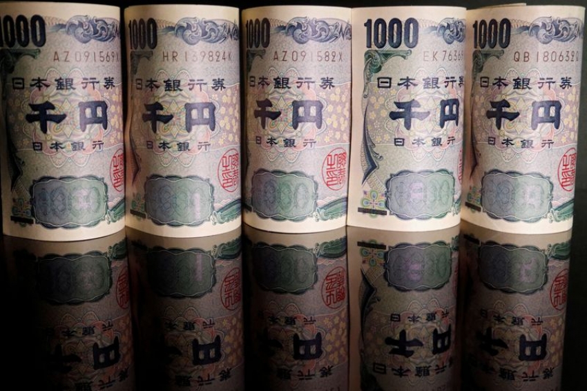 الين يتراجع بعد انتخاب تاكايتشي رئيسة للوزراء في اليابان