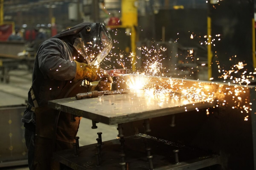 الإنتاج الصناعي الأمريكي يسجل أكبر زيادة لشهرين متتاليين منذ 2021