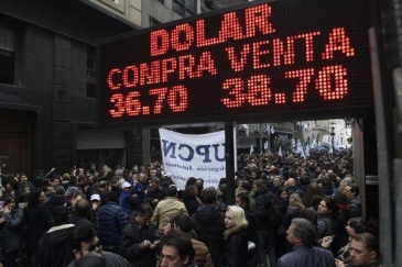 البيزو يهبط نحو 1% مع تفاوض الأرجنتين على تعديلات ببرنامج القرض