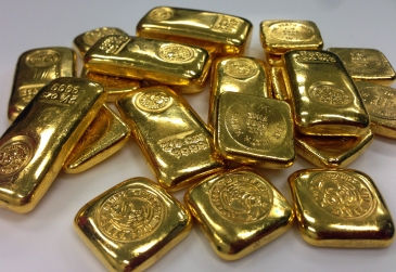 الذهب ينخفض حيث أبقت التوترات التجارية على الدولار مستقرا