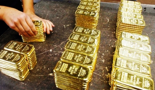 الذهب يحوم قرب أدنى مستوياته في سبعة أشهر بفعل ارتفاع عوائد السندات وتوقعات الفائدة الفيدرالية