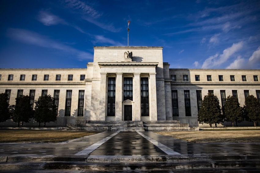 الفيدرالي يثبت أسعار الفائدة ويشير لسياسة أكثر تشديداً حتى نهاية 2024