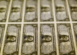 الدولار يرتفع مستفيدا من تراجعات في الاسترليني واليورو