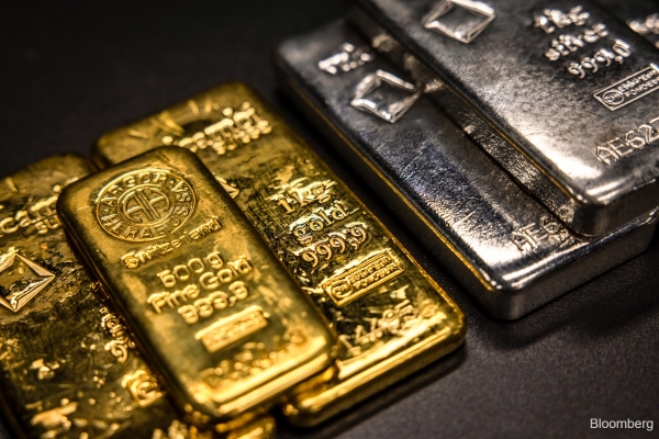 الذهب يتراجع مع استقرار الدولار وسط توقعات رفع الفائدة الفيدرالية