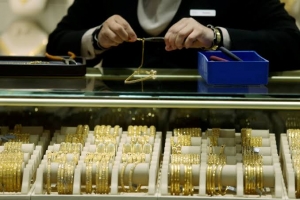 الذهب ينخفض بأكثر من 1% مع ارتفاع عوائد السندات الأمريكية