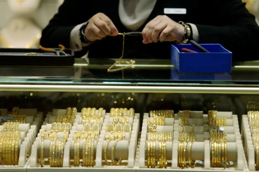الذهب ينخفض بأكثر من 1% مع ارتفاع عوائد السندات الأمريكية