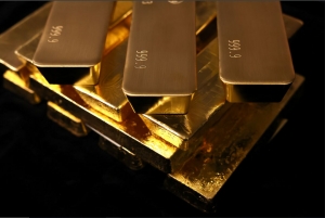 تراجع الذهب بعد أربع جلسات من المكاسب مع تزايد قوة الدولار وطلبات هامش