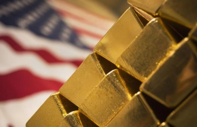 الذهب يحوم قرب اعلى مستوياته القياسية والتركيز على البيانات الامريكية ومحضر الفيدرالي