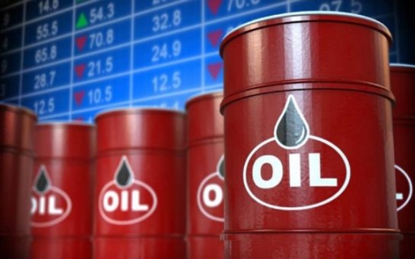 النفط يواصل خسائره وسط آمال ان تخفف محادثات الشرق الأوسط أزمة الامدادات