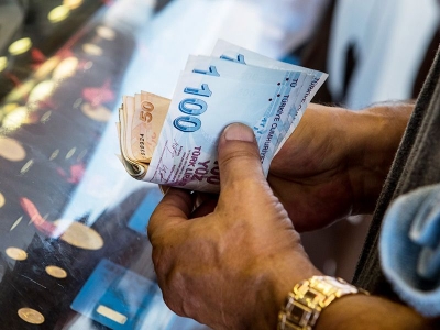 الأتراك يتخلون عن الليرة ويكتنزون الدولار