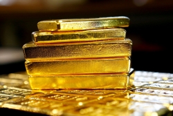 الذهب يرتفع مع انخفاض الدولار مقابل الين بسبب المخاوف التجارية