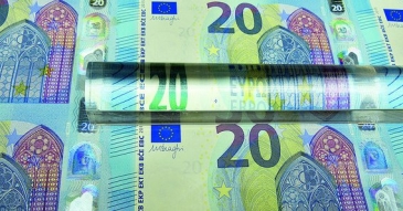 اليورو عند أدنى مستويات الجلسة وانخفاض عوائد سندات المنطقة