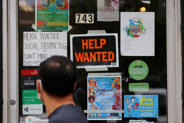 انخفاض طلبات إعانة البطالة بأمريكا إلى أدنى مستوى منذ فبراير