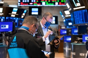 الأسهم الأمريكية تتراجع وسط مخاوف بشأن التقييمات والتضخم