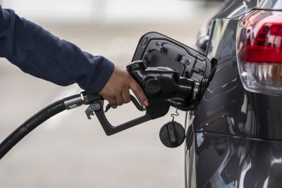 أسعار البنزين الأمريكية عند أدناها منذ 2021 في دفعة لإنفاق المستهلك