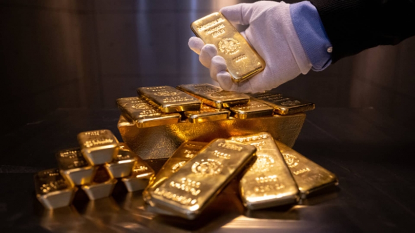 الذهب ينخفض للجلسة الرابعة وصعود النفط يثير مخاوف التضخم