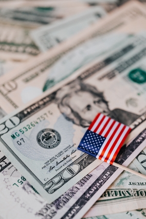 الدولار يستعد لانخفاض اسبوعي وسط اشارات التباطؤ الامريكي